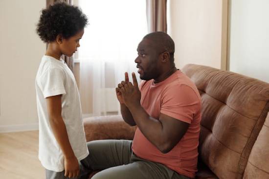 Ninawezaje Kuweka Sheria kwa Watoto Wangu Bila Kuwa Mkali?