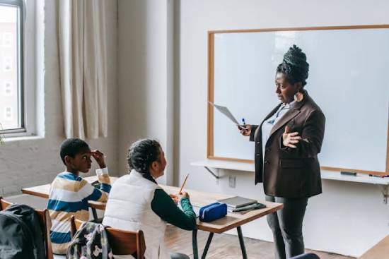 A class teacher engaging her students in a talk in the middle of her lesson.